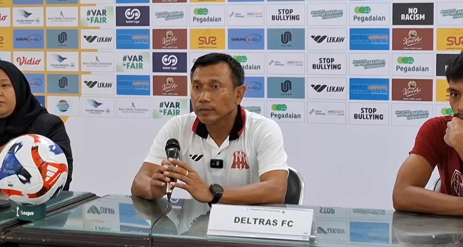 KECEWA: Pelatih Deltras Sidoarjo, Widodo Cahyono Putro saat konferensi pers bersama media usai laga. (M SAIFUL ROHMAN/RADAR SIDOARJO)