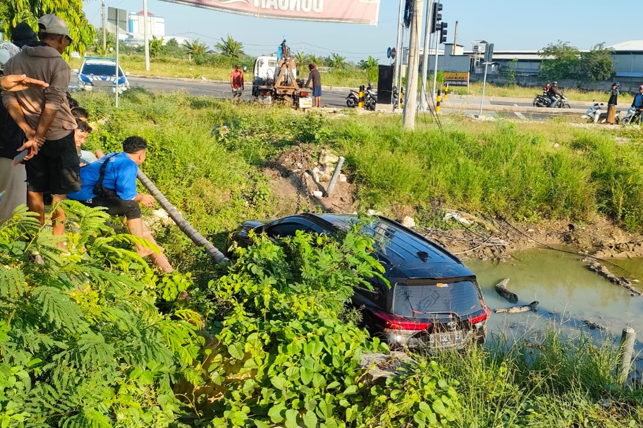 Laka tunggal, mobil masuk ke dalam parit tak jauh dari JLU Lamongan, Selasa (23/9)