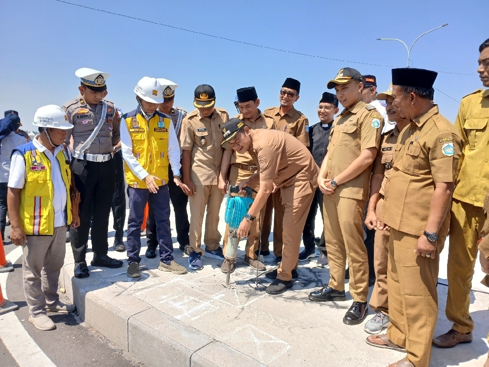 Bupati Lamongan Yuhronur Efendi didampingi Wabup Dirham Akbar Aksara dan Forkopimda memulai pemasangan APILL di dua titik JLU Lamongan, Selasa (23/9).