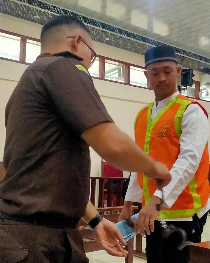 DITUNTUT 10 BULAN: Achmad Firham Khoirul Bhaehaki di Pengadilan Negeri Lamongan. Dia disidang karena kasus penganiayaan. (IST/RDR.LMG)