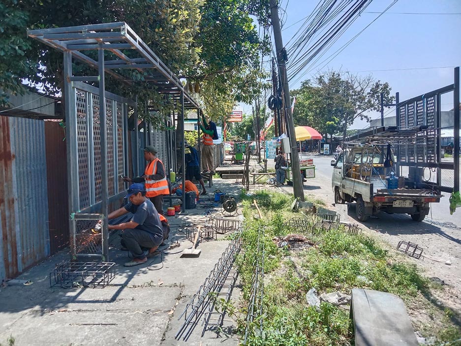 PASANG RANGKA DULU: Pekerja memasang rangka untuk halte bus Trans Jatim koridor VII di wilayah pantura Lamongan. (GAMAL A/RDR.LMG)