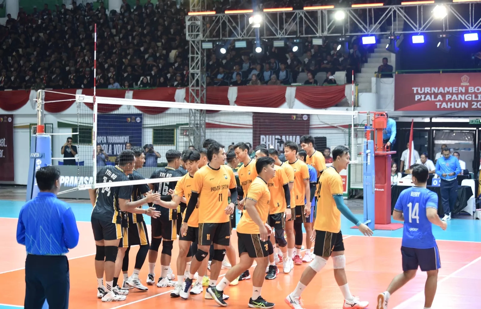 BERTANDING : Tim Voli Bhayangkara Presisi juara satu usai bertanding melawan Prakasa TNI AD menang di Final Open Tournament Bola Voli Piala Panglima TNI Tahun 2025. (Istimewa/Radar Gresik)