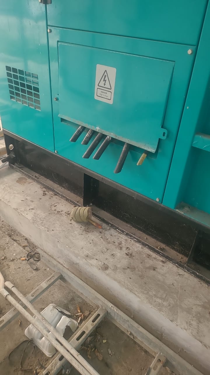 Beberapa kabel genset stadion surajaya terlihat terpotong.