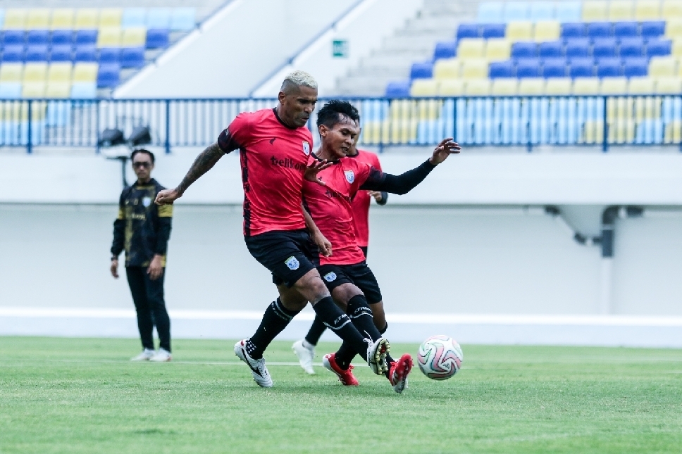 Penggawa Persela dituntut bekerja ekstra keras, untuk bisa meraih tiga poin pada laga selanjutnya.