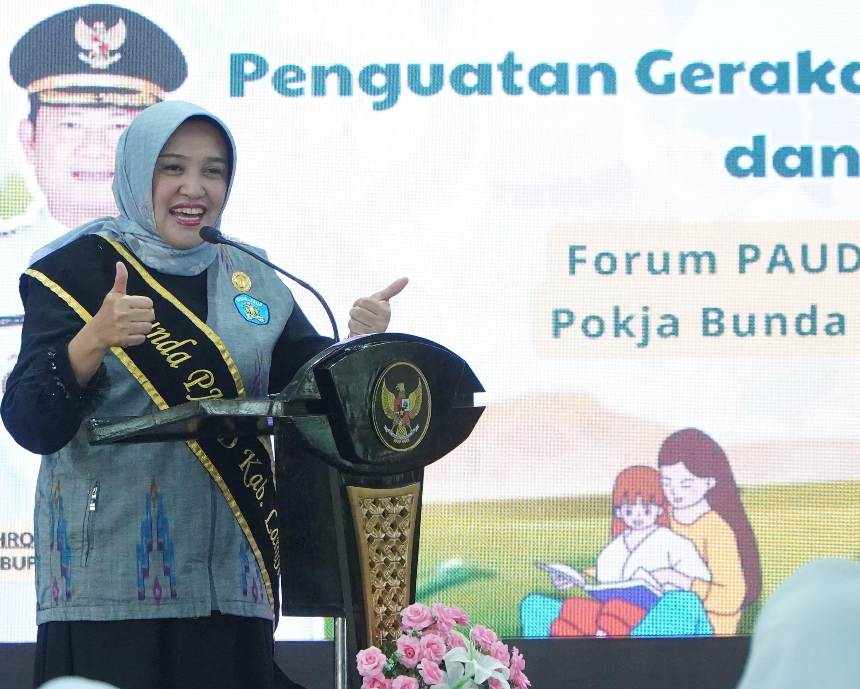 FOKUS SOSIALISASI: Bunda PAUD Lamongan, Anis Kartika Yuhronur Efendi dalam seminar parenting di Pendapa Lokatantra. (HUMAS KOMINFO/RDR.LMG)