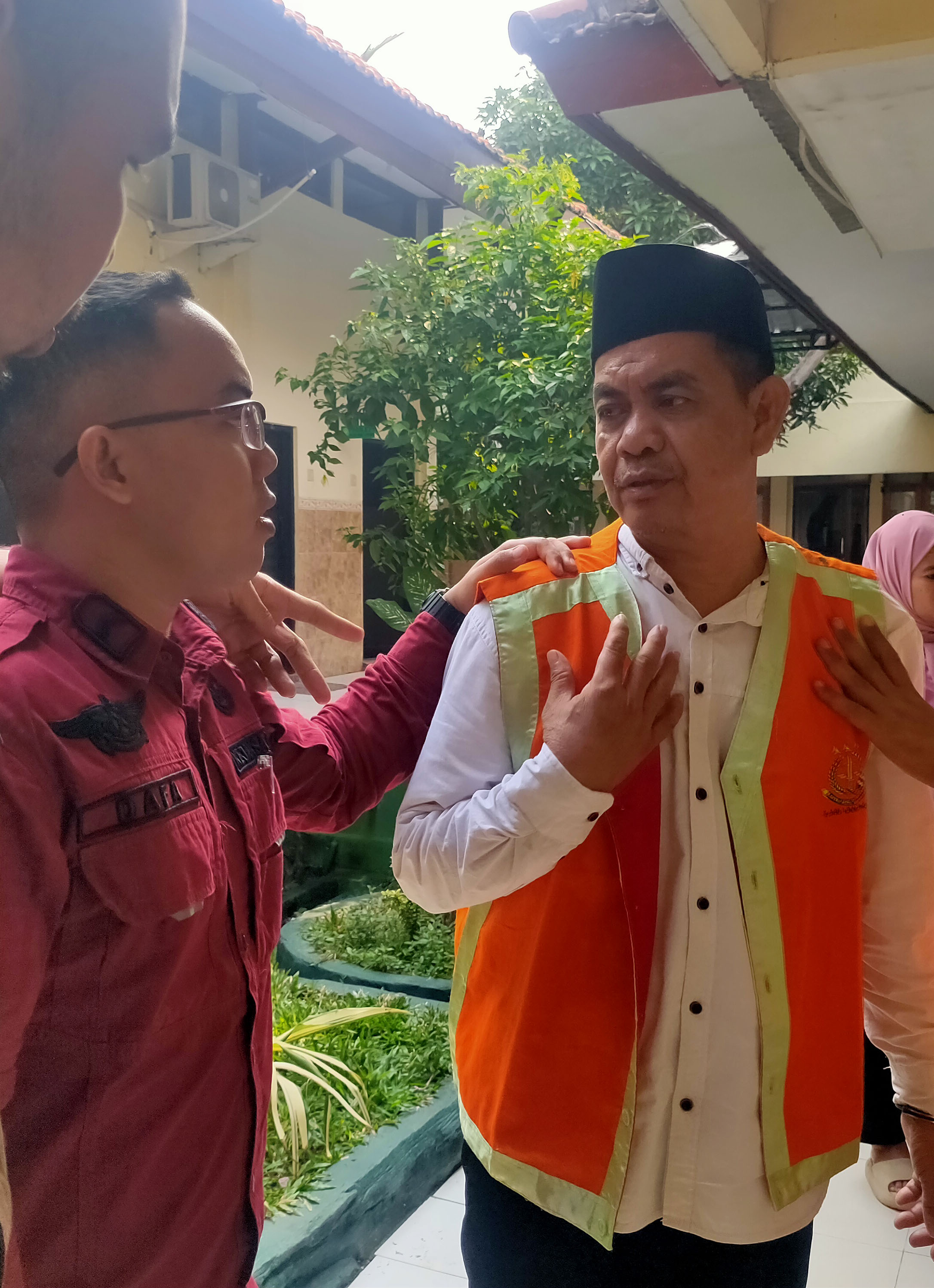 DIVONIS DUA TAHUN: Nurkamit (kanan) di Pengadilan Negeri Lamongan. Dia divonis dua tahun penjara karena melakukan percobaan pencurian dengan kekerasan. (ASIP ALAFI/RDR.LMG)