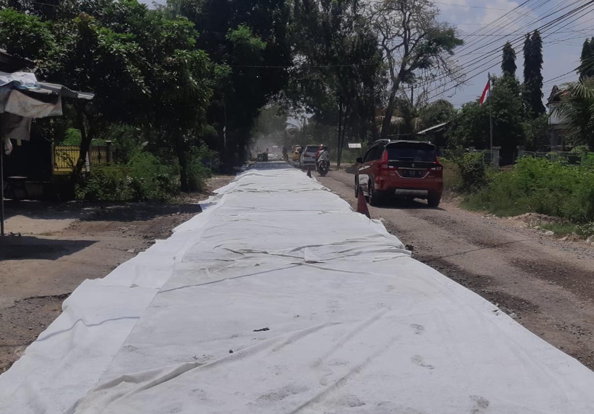 TUNGGU KERING: Pengecoran satu sisi ruas jalan Sekaran &ndash; Laren sudah selesai pengerjaannya. Satu sisi lainnya dikerjakan setelah cor itu kering. (IST/RDR.LMG)