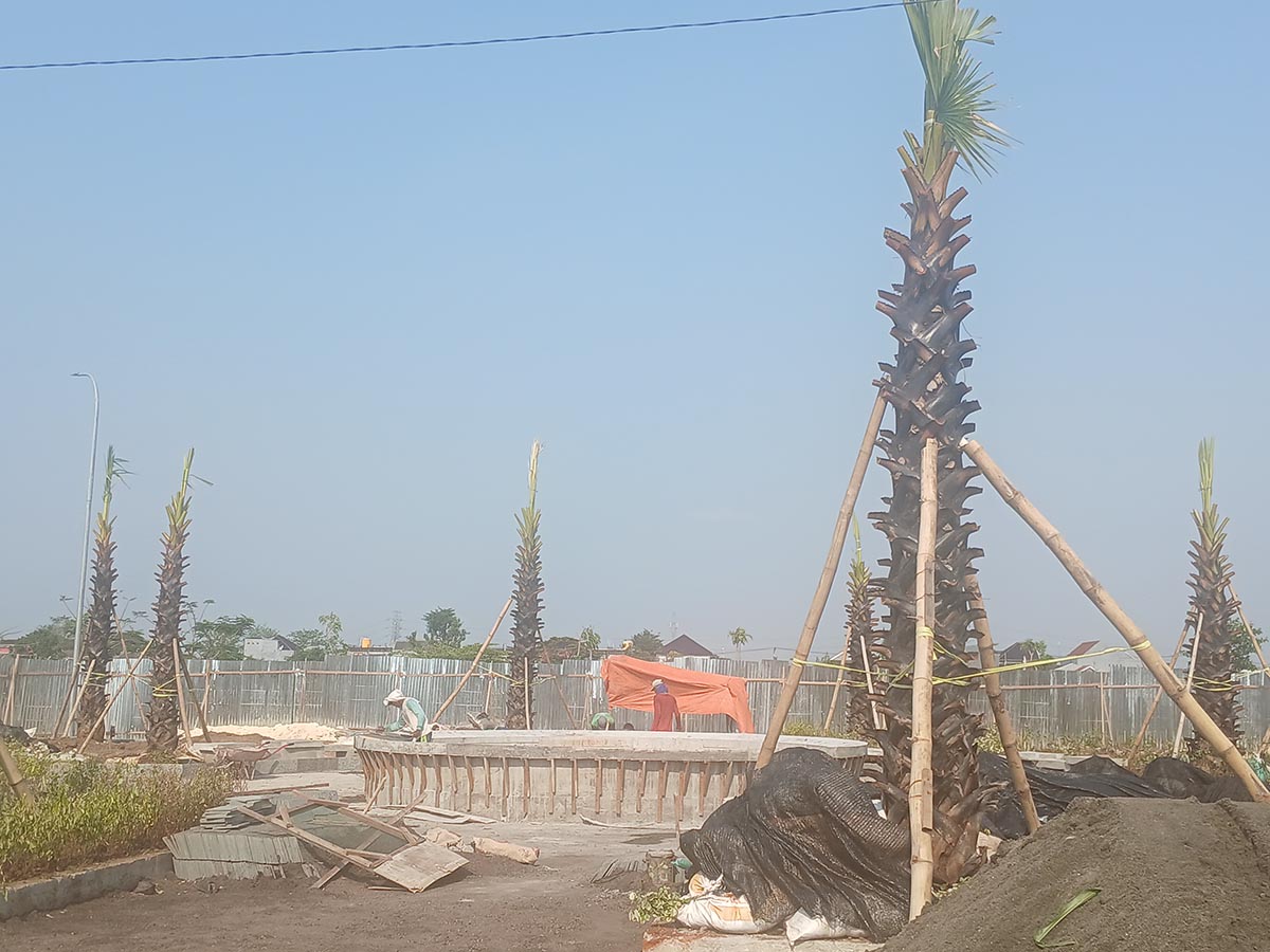 BARU 30 PERSEN: Pengerjaan pembangunan taman di kawasan Gajahmada Lamongan. (ANJAR DWI PRADIPTA/RDR.LMG)