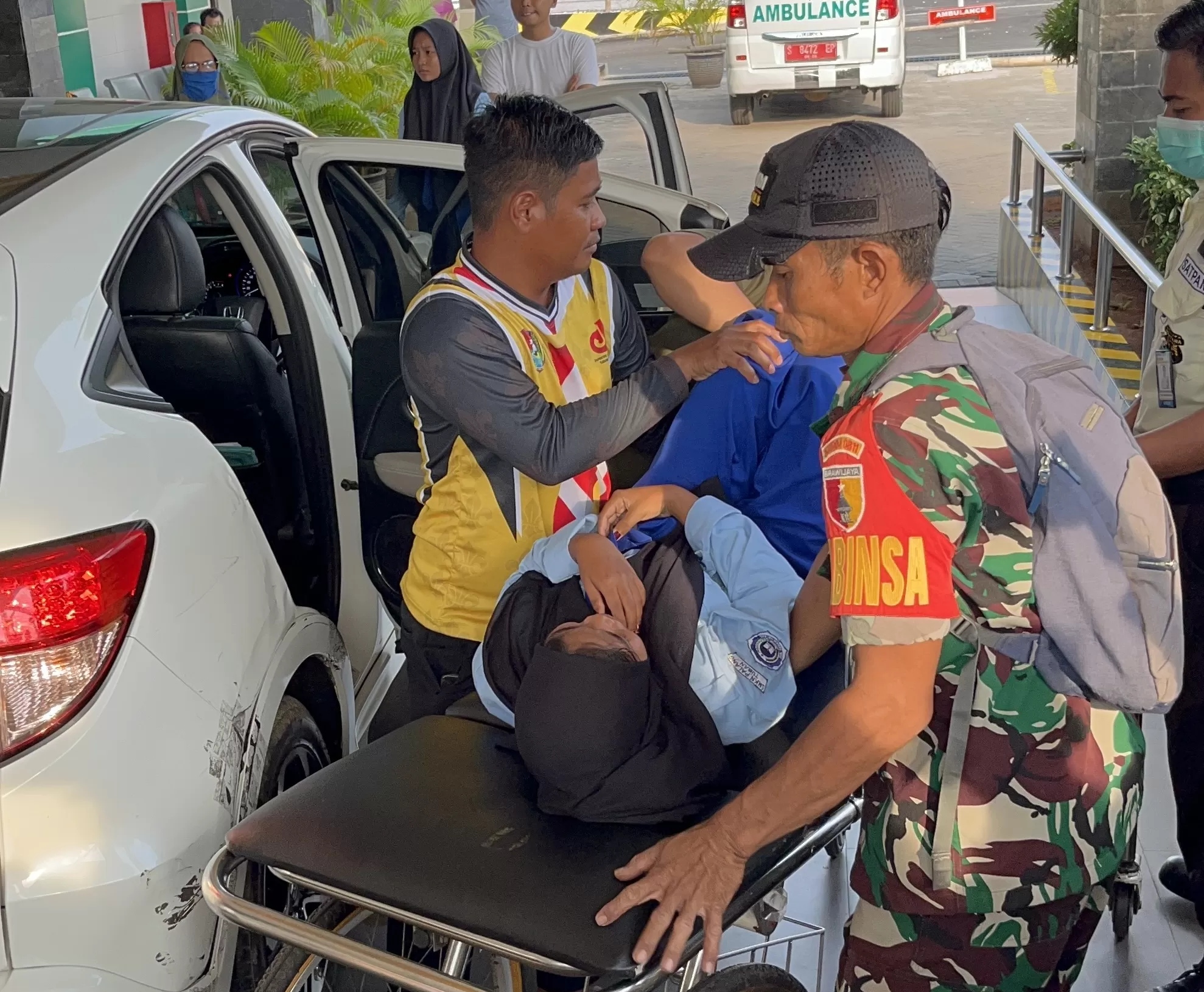 Siswa SMKN Palang dirujuk ke RSUD dr. R. Koesma Tuban diduga setelah mengkonsumsi menu MBG, kemarin (24/9). (Reivanda Bagas Ramadani/Radar Tuban)