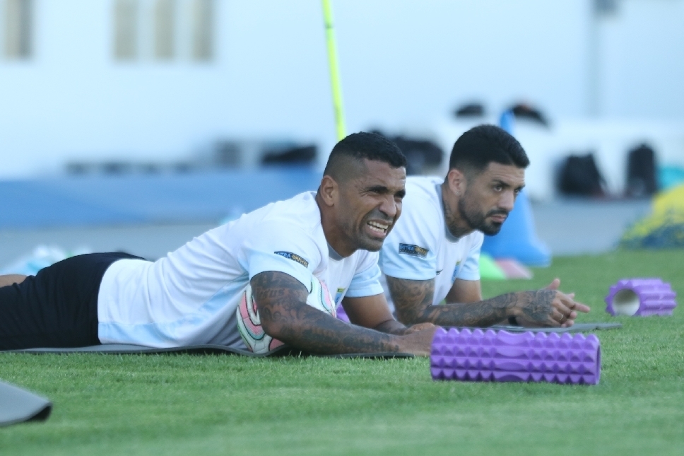 Striker naturalisasi, Alberto Goncalves dan gelandang asing, Jonathan Bustos mengeluhkan nyeri di kaki dan harus menepi di pinggir lapangan saat latihan.&nbsp;
