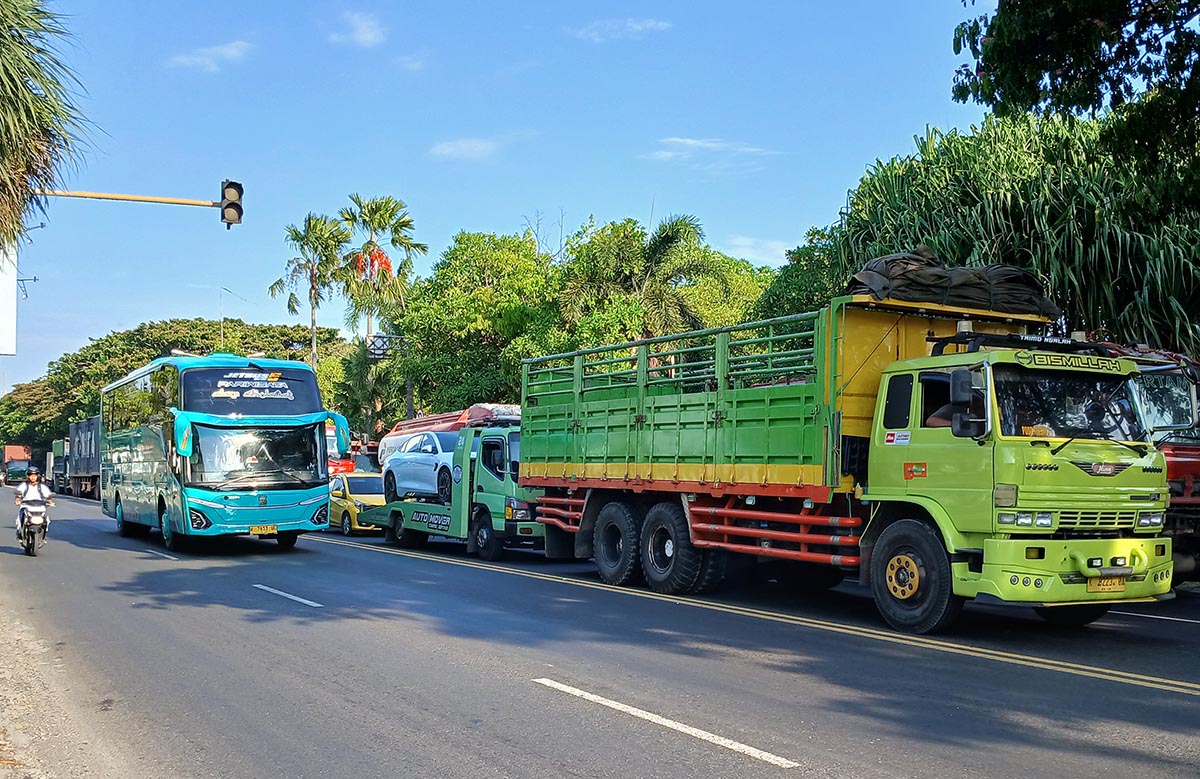MELAMBAN: Kendaraan yang menumpuk pada satu sisi jalan di sekitar perlintasan double track milik PT KAI. (ANJAR DWI PRADIPTA/RDR.LMG)