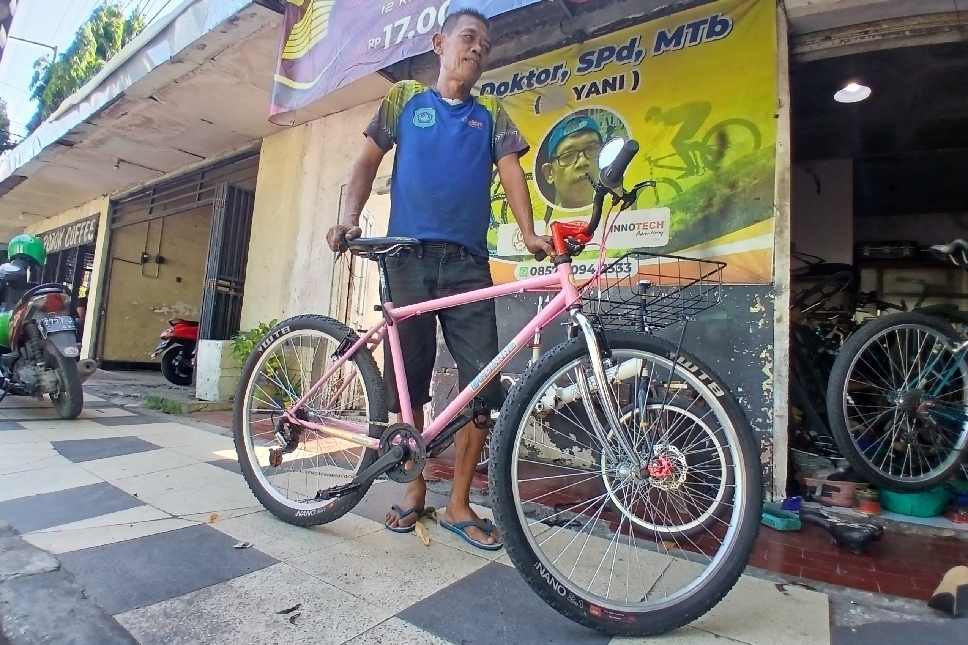 Yani menunjukan sepeda kalcer hasil rakitannya.