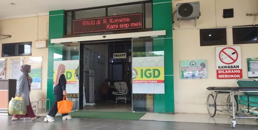 Kondisi di depan Ruang IGD RSUD dr R Koesma Tuban setelah satu siswa SMKN Palang keracunan diduga akibat menu MBG kembali masuk RS setempat, kemarin (26/9). (Andreyan/Radar Tuban)
