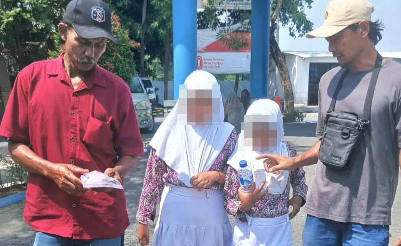 SAKIT PERUT: Dua siswi SD Semanding, menjalani pemeriksaan di IGD pada Rabu (24/9). Seluruh siswa diduga keracunan dinyatakan pulih. (ISTIMEWA/RADAR BOJONEGORO)