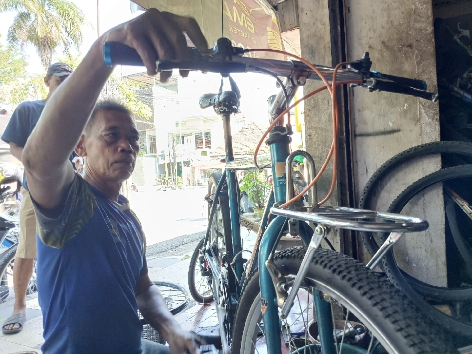 Yani, salah satu mekanik sepeda di Lamongan kebanjiran order merakit sepeda kalcer.
