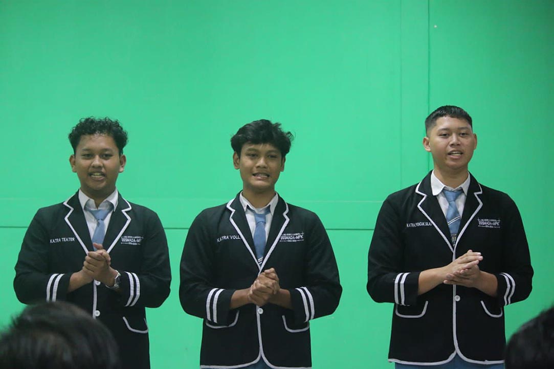 BERPRESTASI: Achmad Dzikrullah Alfirdaus, Ahmad Ezar Tsaqif Azharudin, dan Izzat Rabbani saat memaparkan karya mereka. (IST/RDR.LMG)