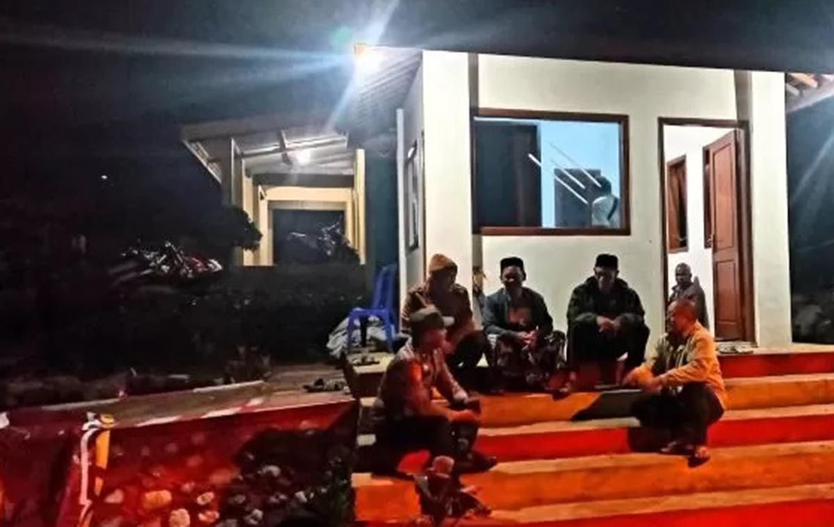JAGA LINGKUNGAN: Petugas Polsek Pacet bersama warga melakukan satkamling di Dusun Pacet Selatan, Desa/Kecamatan Pacet. (martda/jprm)