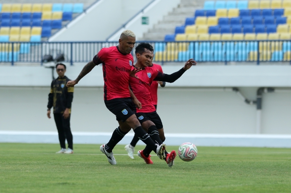 Alberto Goncalves yang selalu menjadi starter pada dua laga sebelumnya, sempat menepi di pinggir lapangan pada latihan sebelumnya.