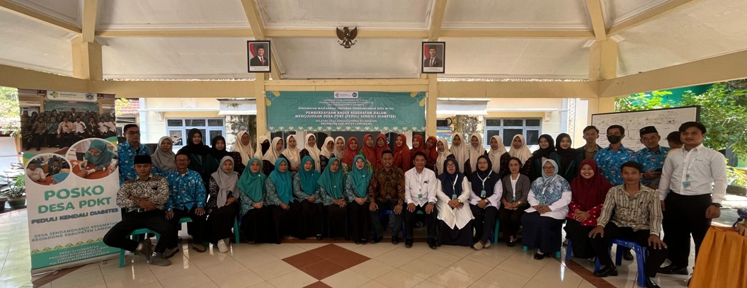 Tim Pengabdian masyarakat dari Program Studi Keperawatan Program Diploma Tiga Kampus Tuban Poltekkes Kemenkes, Kepala Desa Sendangharjo Ahmad Kirom, S.Pd, Perangkat Desa, dan kader kesehatan