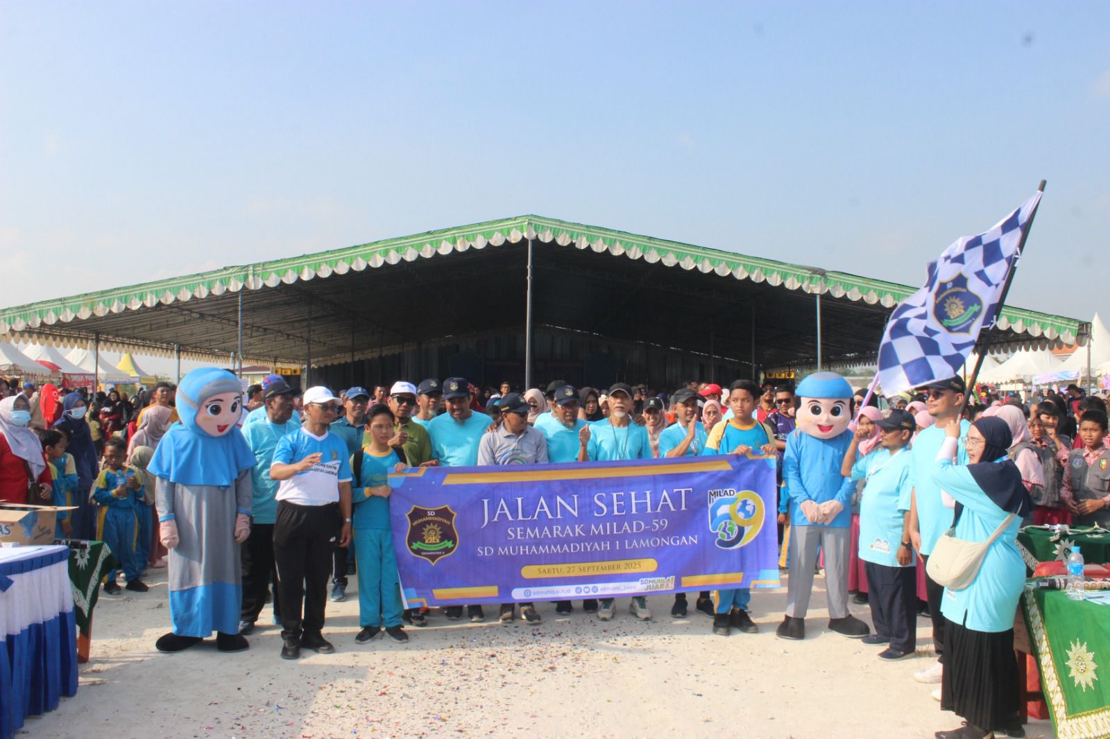 SUKSES: Ribuan peserta mengikuti jalan sehat Milad ke-59 SD Muhammadiyah 1 Lamongan.