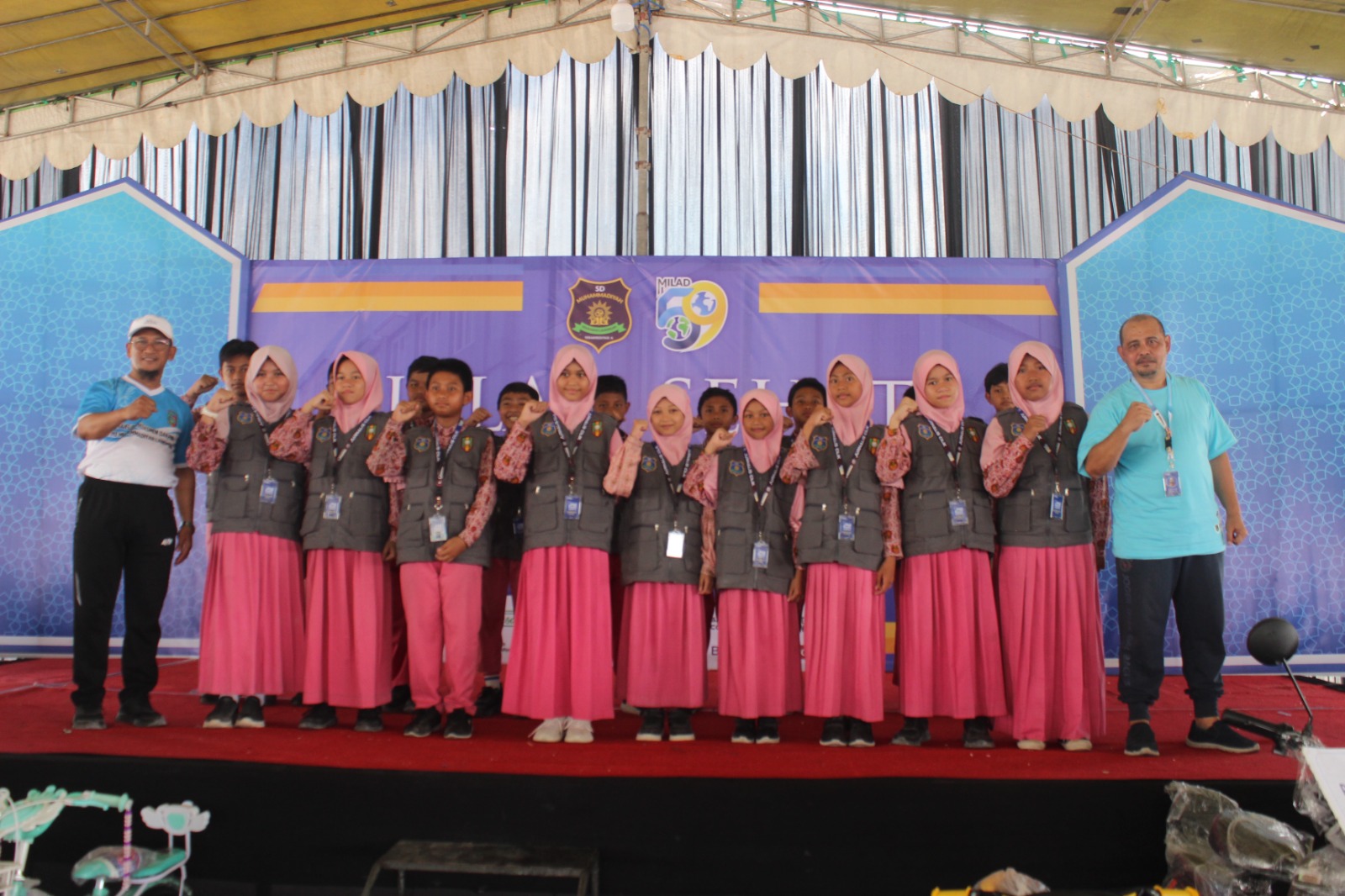 SIMBOLIS: Penyematan tanda peserta ikatan pelajar Muhammadiyah untuk program jurnalis.