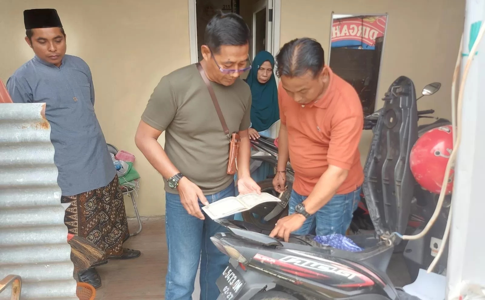 BAHAGIA: Pemilik motor Mio GT mengecek kendaraanya yang hilang di Polsek Taman. (DIKY SANSIRI/RADAR SIDOARJO)