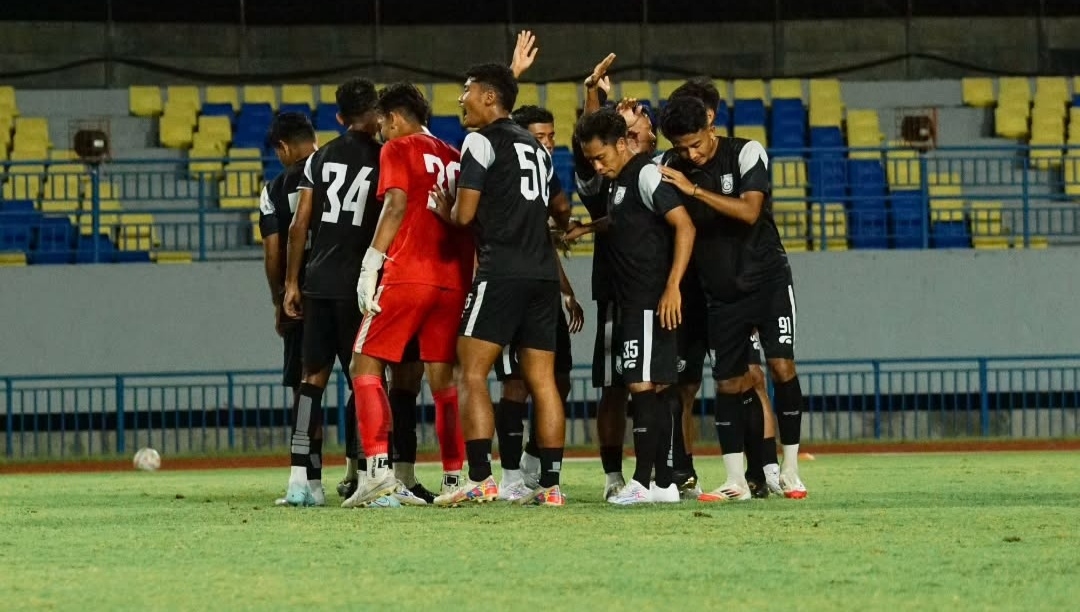Para pemain Gresik United saat uji coba melawan Perseta Tulungagung. (Instagram Gresik United)