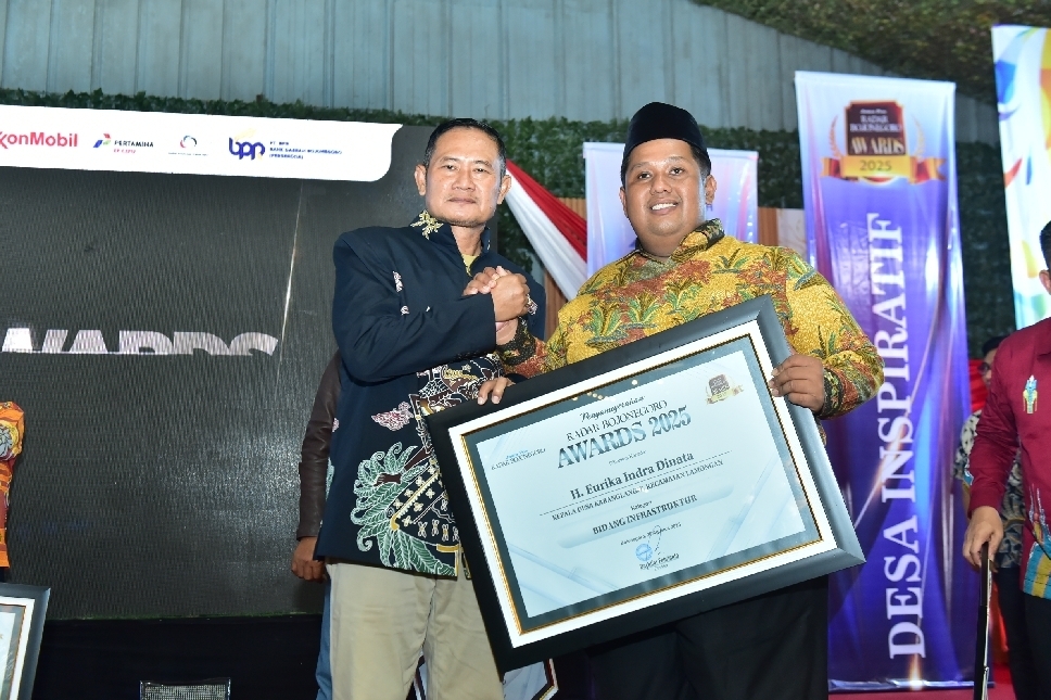 Bupati Yes memberikan ucapan selamat kepada Kades Karanglangit, Kecamatan Lamongan, H. Eurika Indra Dinata usai menerima penghargaan Radar Bojonegoro Awards 2025 Kategori Infrastruktur.
