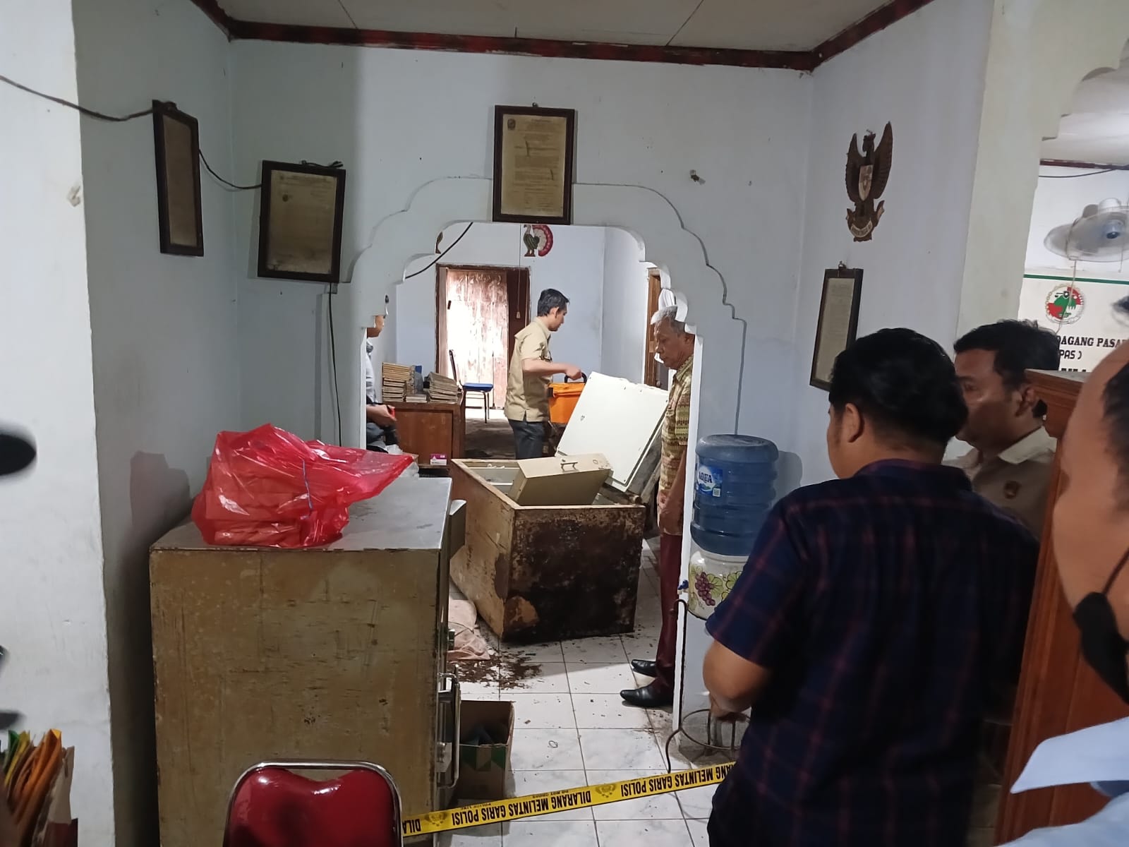 Petugas kepolisian mendatangi TKP pencurian di salah satu Kantor Koperasi di Kecamatan Modo.