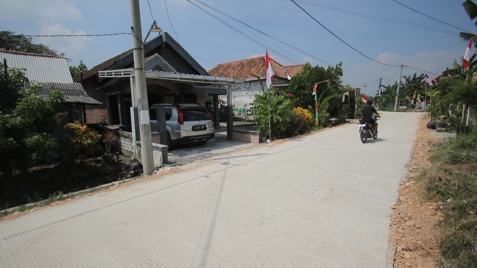 MULUS: Potret jalan lingkungan di Desa Karanglangit yang sudah mendapatkan perbaikan.