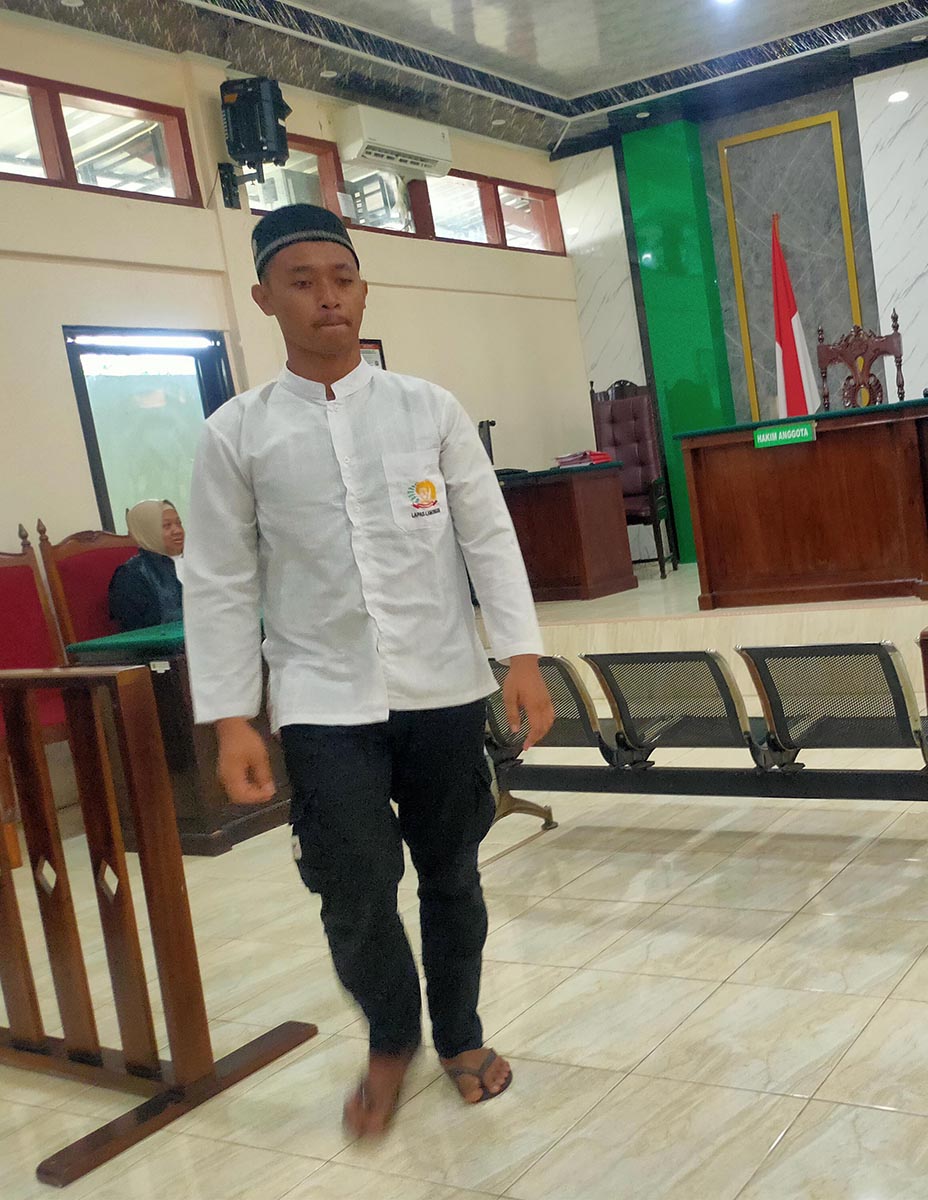 GARA &ndash; GARA CEMBURU: Achmad Firham Khoirul Bhaehaki divonis bersalah, melakukan penganiayaan terhadap teman mantan pacarnya. Dia divonis delapan bulan penjara pada sidang di PN Lamongan. (IST/RDR.LMG)