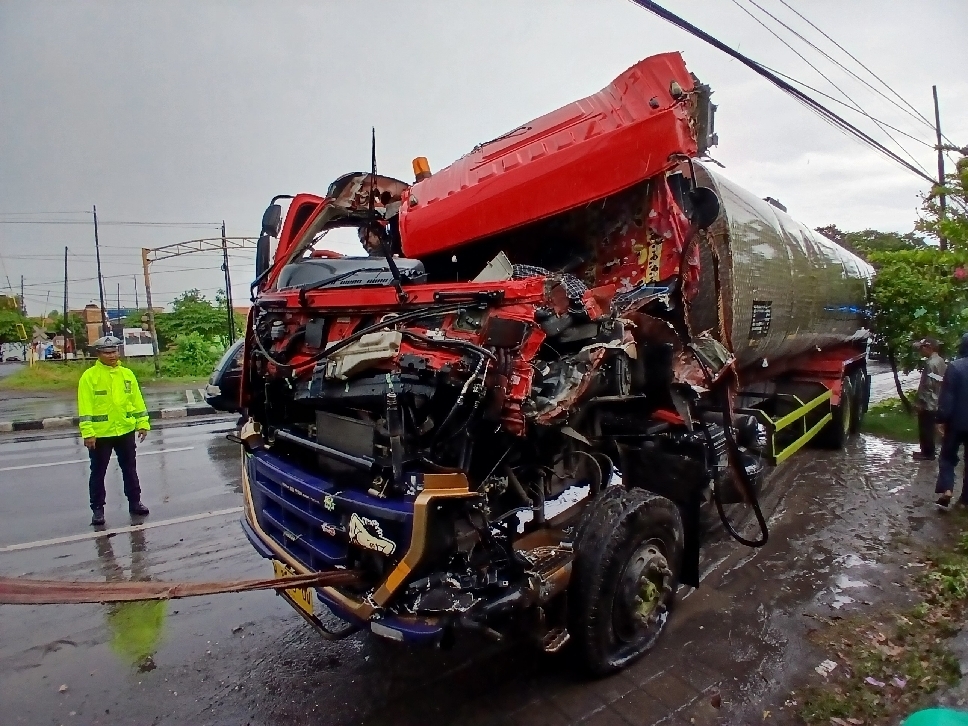 Proses evakuasi truk tangki usai terlibat laka lantas dengan Bus Dali Prima di Jalan Nasional Desa Plosowahyu, Selasa (30/9) siang.