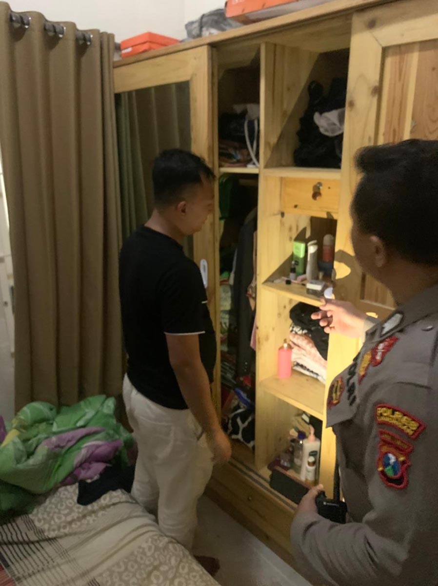 CARI PETUNJUK: Petugas mendatangi rumah korban di Perumahan Griya Insani Lamongan. (IST/RDR.LMG)