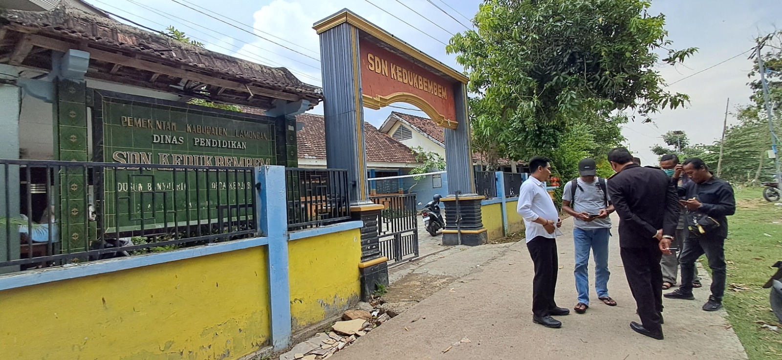 Sebanyak empat siswa SDN 1 Kedukbembem yang mengeluhkan mual langsung dilarikan ke Puskesmas Mantup.