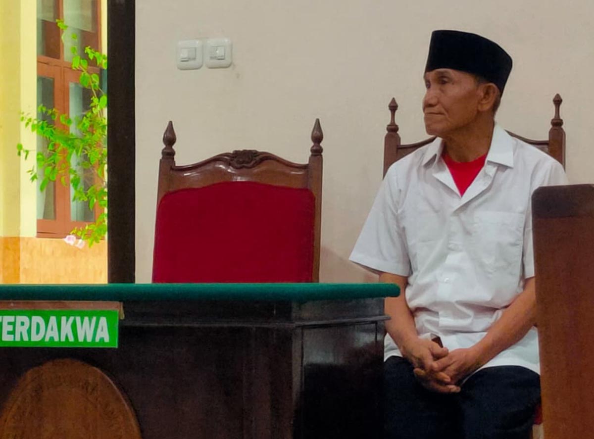 DITUNTUT DUA TAHUN ENAM BULAN PENJARA: Kaswoto di Pengadilan Negeri Lamongan. Dia menjalani persidangan kasus pencurian motor.  (ASIP ALAFI/RDR.LMG)