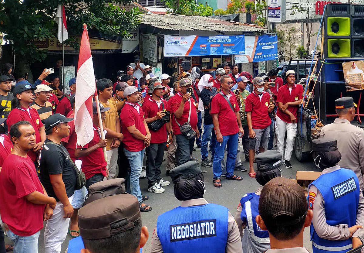 SAMPAIKAN ASPIRASI: Peternak yang menyampaikan keluhannya di DPRD Lamongan. (ASIP A/RDR.LMG)