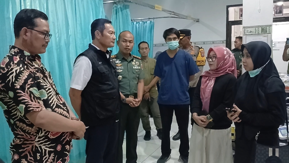 Bupati Lamongan, didampingi Dandim 0812 berdiskusi dengan beberapa dokter saat meninjau belasan pelajar keracunan di RS Islam Nashrul Ummah, Rabu (17/9).