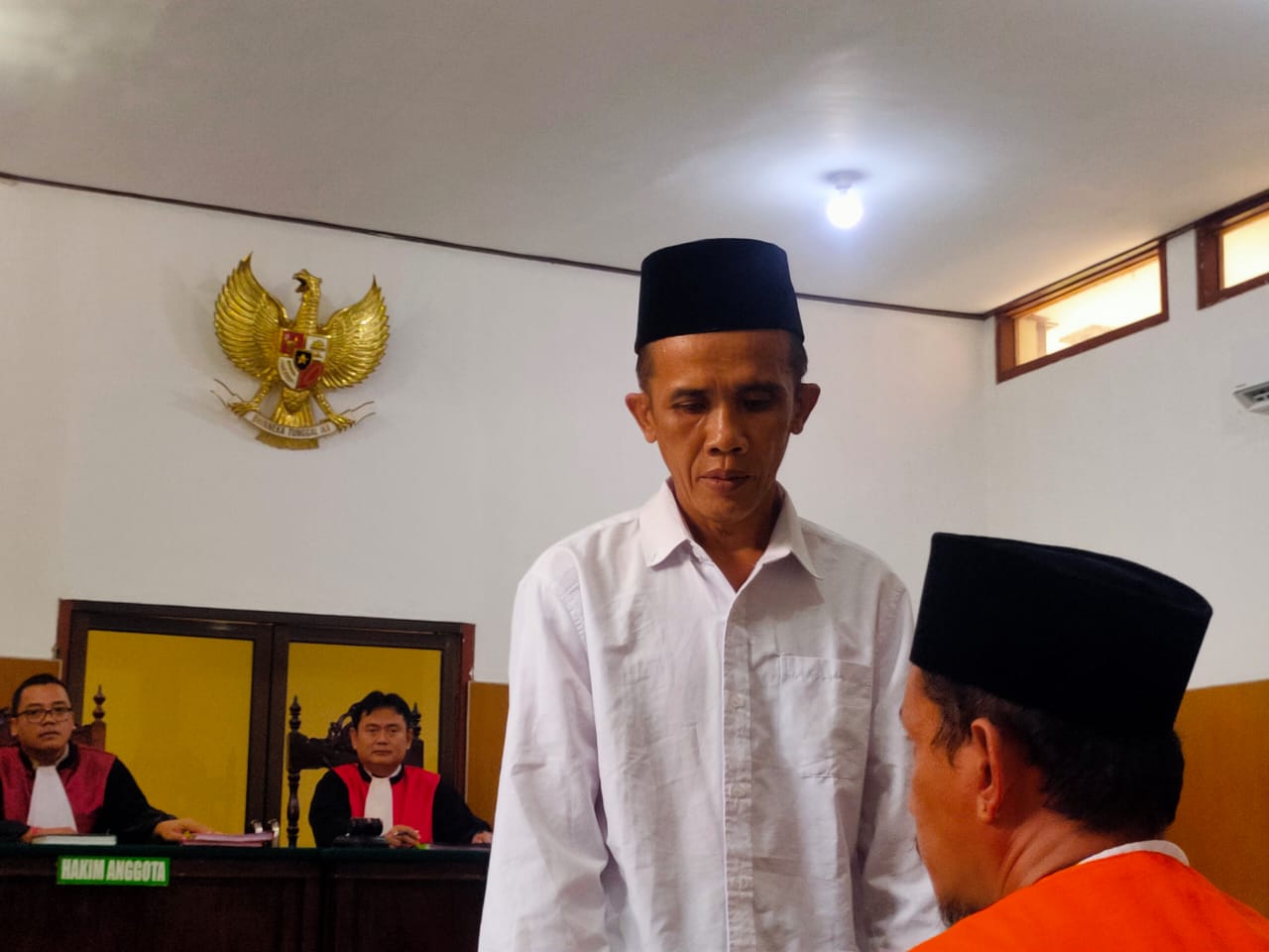 Terdakwa penipuan mobil, Suroto, 47, saat menjalani sidang di PN Lamongan.