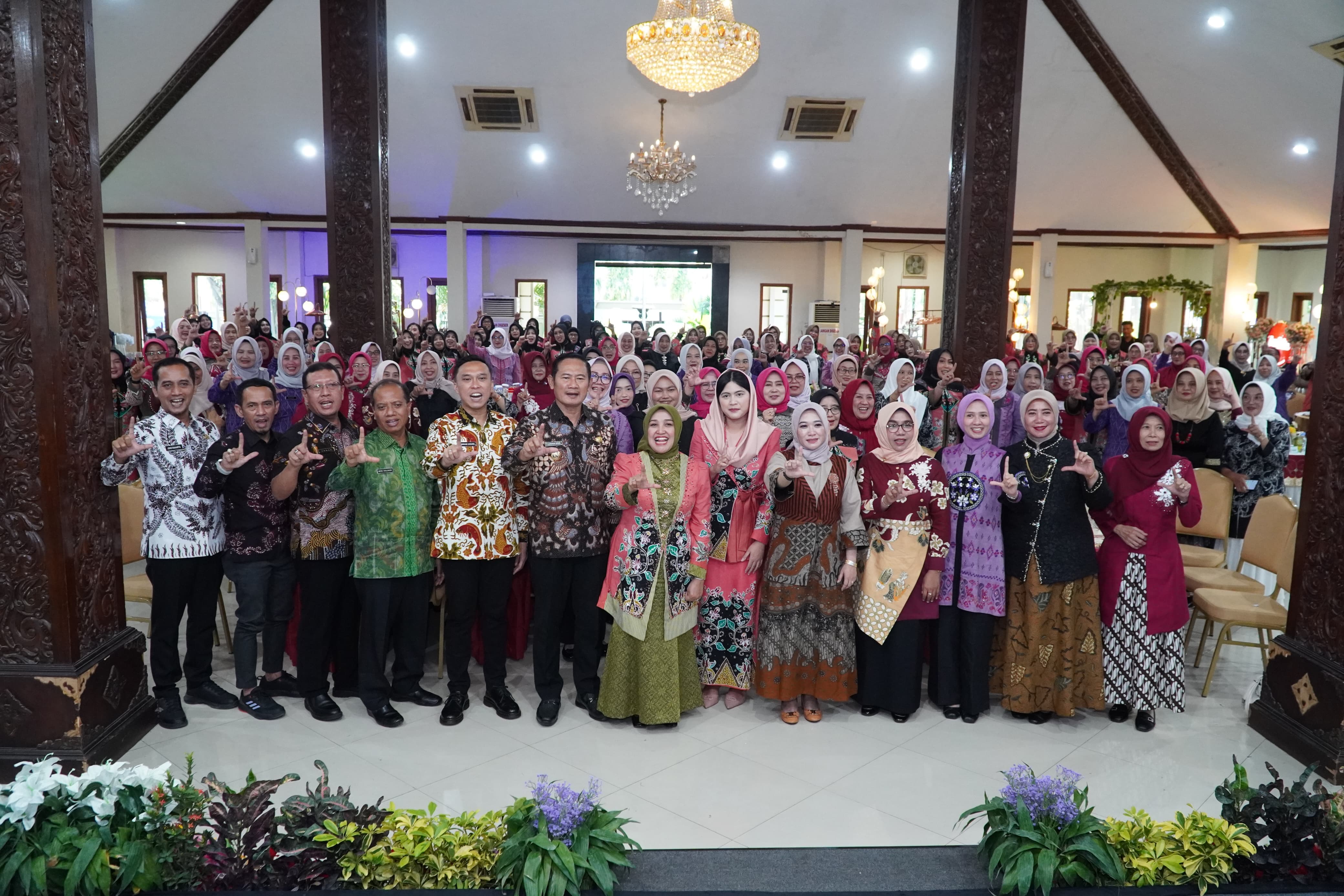 Bupati Yes dan istri foto bersama dalam pertemuan rutin organisasi wanita se-Bakorwil II Bojonegoro di Pendopo Lokatantra, Kamis (2/10).