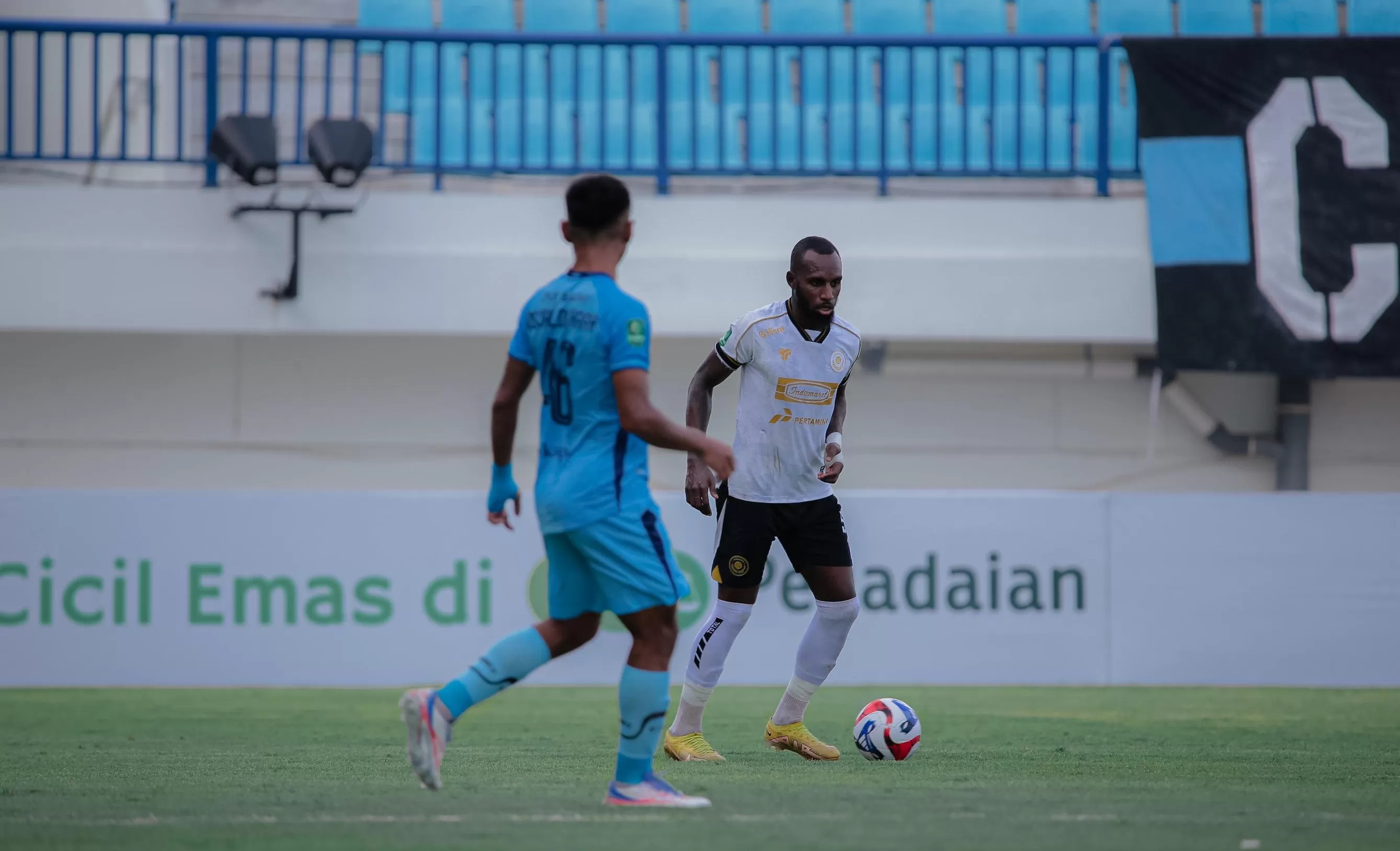 BERBENAH: Pemain Belakang Persiku Y. Kandaimu bermain di laga melawan Persela Lamongan. (PERSIKU KUDUS)