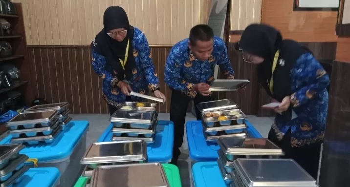 Para guru SMPN 5 Rembang memeriksa menu MBG, Rabu (1/10). (VACHRI RINALDY L/RADAR KUDUS)