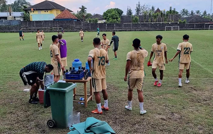 PERSIAPAN KE SULTENG: Para pemain PSS Sleman saat menjalani latihan rutin di Lapangan Pakembinangun, Pakem, Sleman, kemarin (2/10). (Fahmi Fahriza/Radar Jogja)