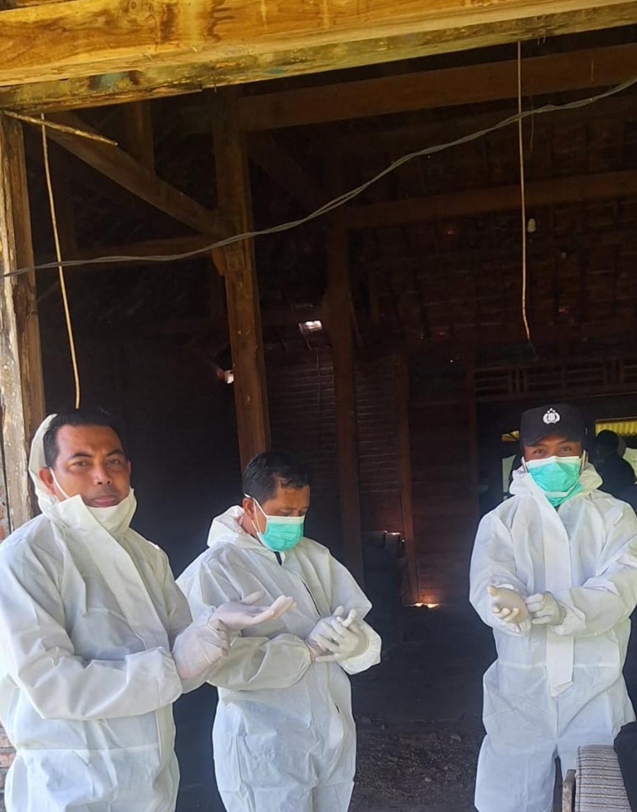 DATANGI LOKASI KEJADIAN: Petugas medis di rumah kosong di Desa Sumberagung, Kecamatan Mantup. (IST/RDR.LMG)