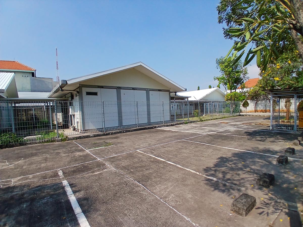 BUTUH PENGADAAN ALAT: Bangunan rumah sakit darurat yang akan dimanfaatkan untuk Puskesmas Kusuma Bangsa Lamongan. (ANJAR DWI PRADIPTA/RDR.LMG)