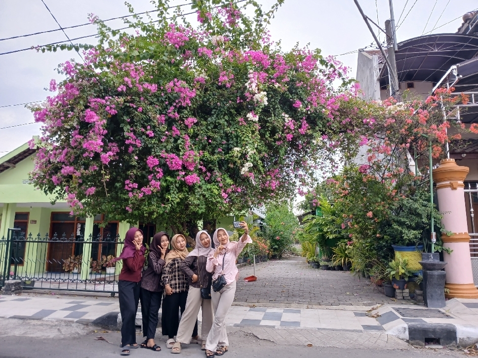 Lima remaja asal Kecamatan Sukodadi asyik berswafoto mengikuti tren viral di media sosial.