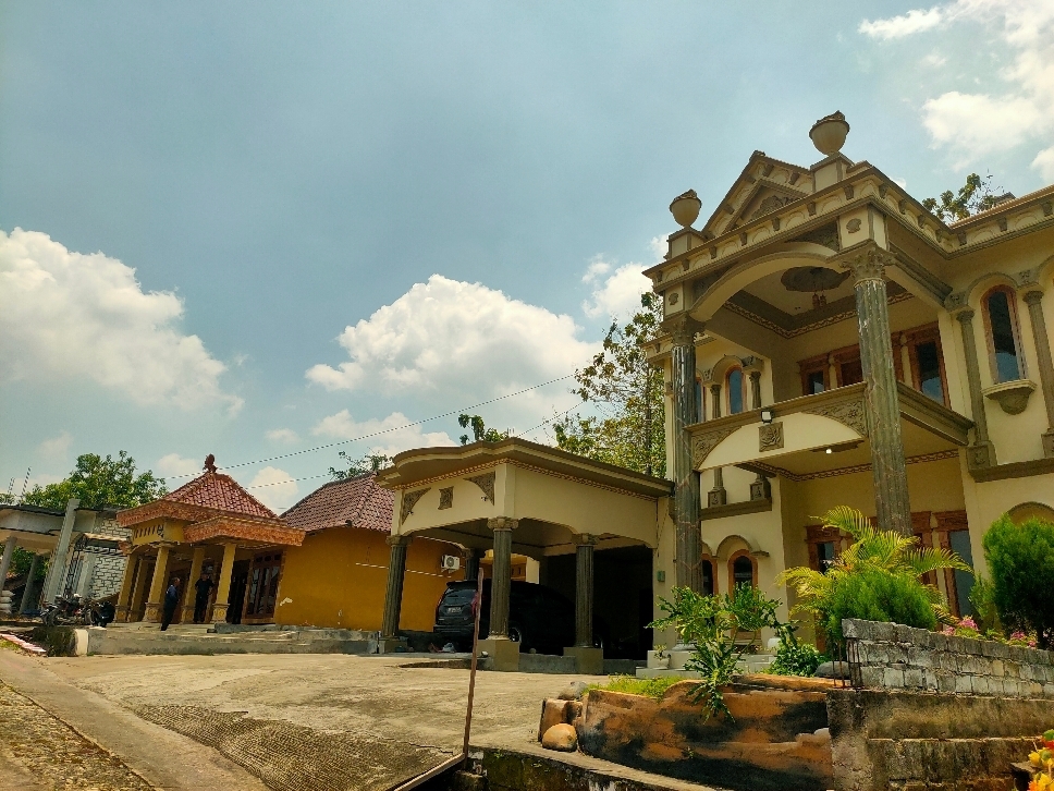 BUKTI KESUKSESAN: Potret rumah-rumah megah milik pengusaha pecel lele di Dusun Slegreng, Desa Pataan, Kecamatan Sambeng.