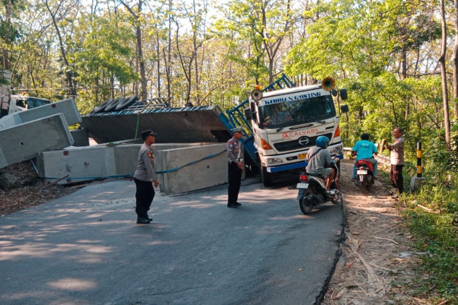 truk bermuatan box culvert terguling dan melintang di jalan Jombang-Ngimbang.