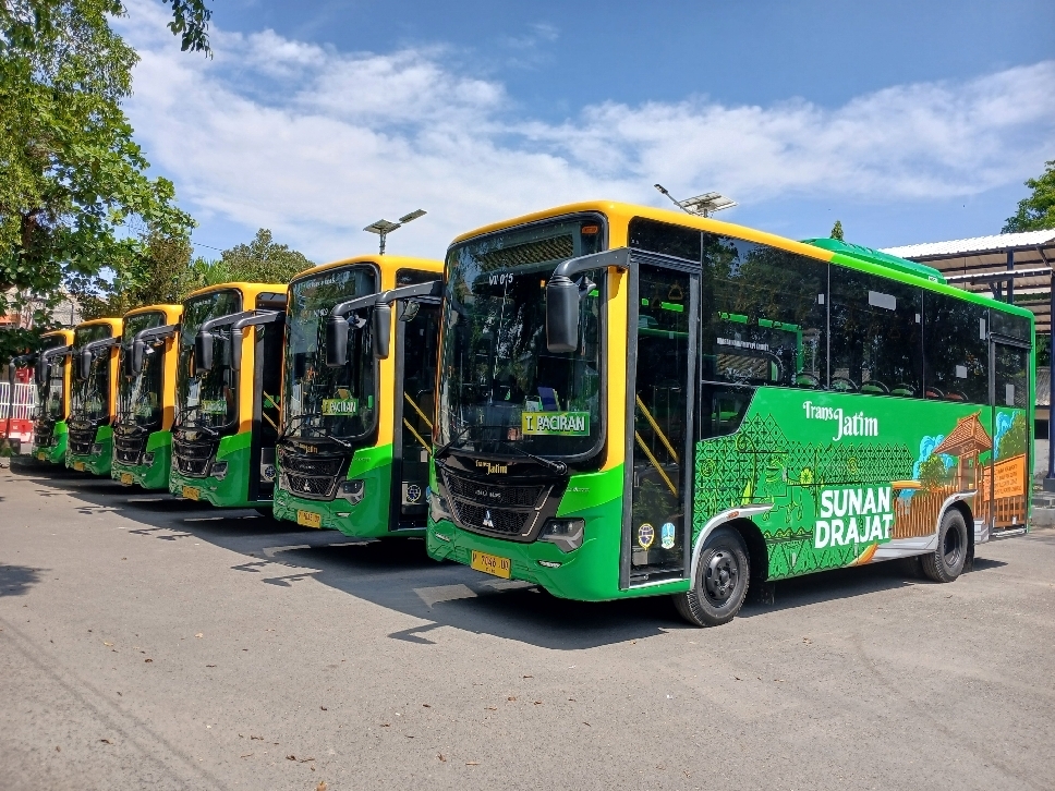 SIAP BEROPERASI: Armada Bus Trans Jatim koridor VII terjajar rapi di belakang Terminal Lamongan.