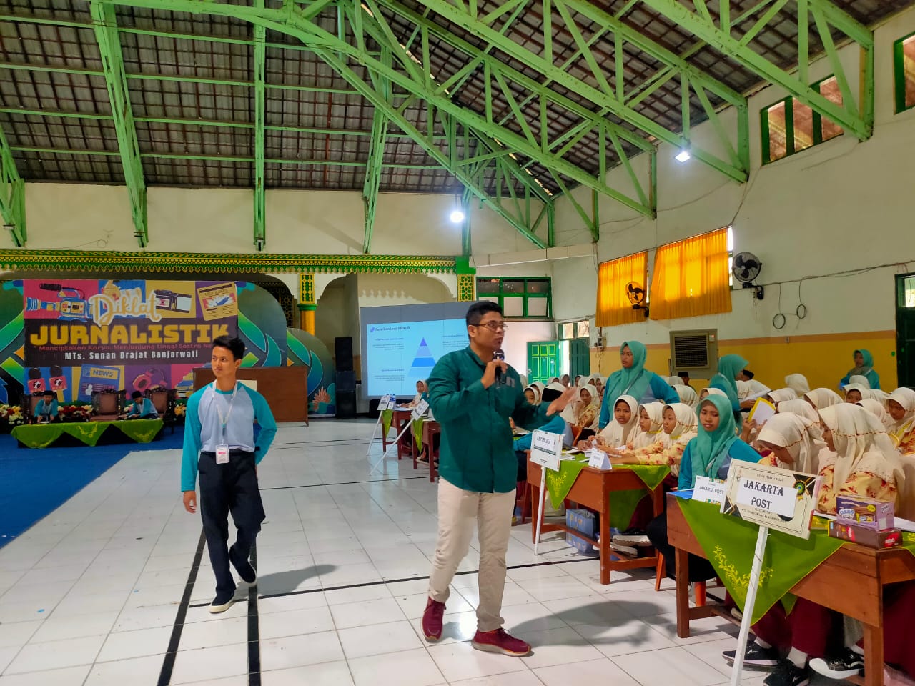 ANTUSIAS: Redaktur Jawa Pos Radar Lamongan Indra Gunawan berikan materi diklat jurnalistik kepada 250 siswa kelas VIII MTs Sunan Drajat Banjarwati Paciran.