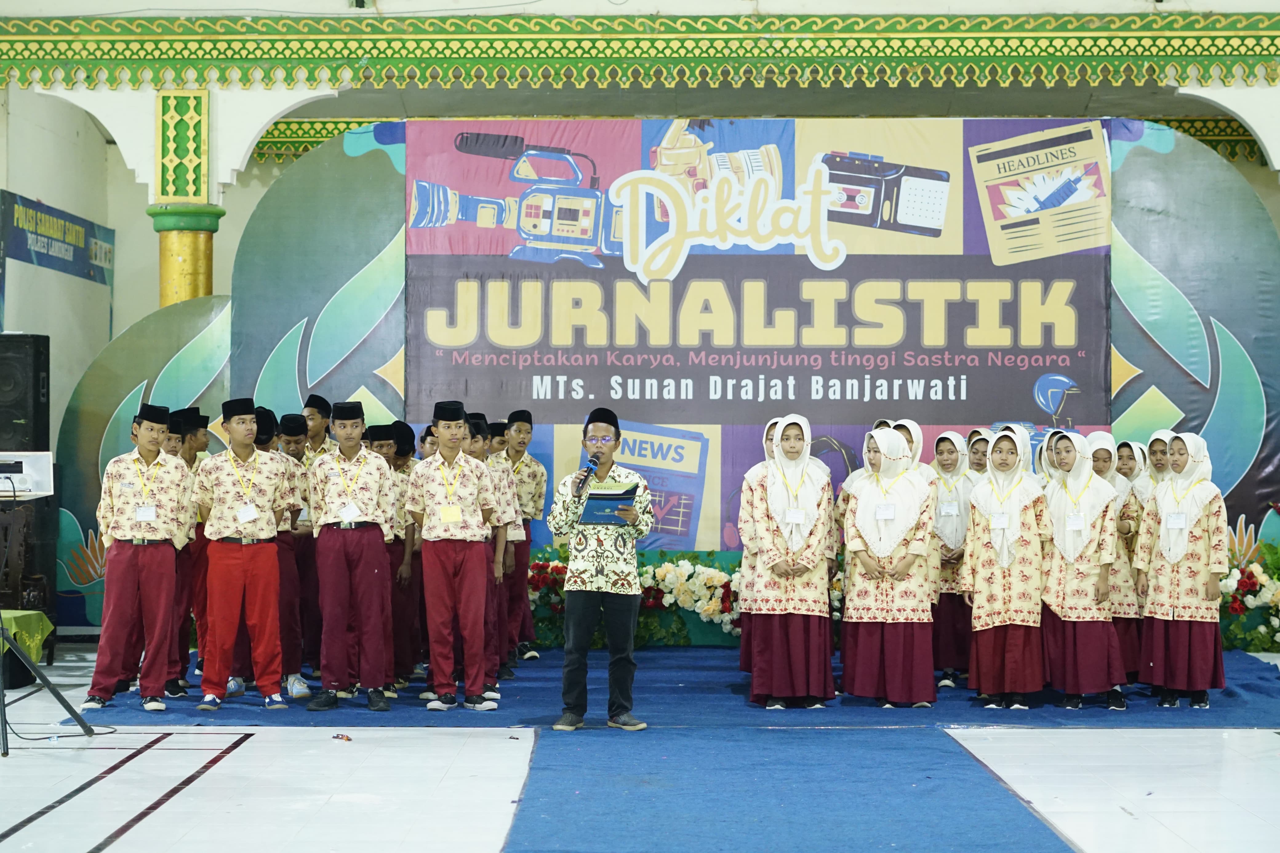 SEMANGAT: Pelantikan jurnalis muda pada kegiatan Diklat Jurnalistik MTs Sunan Drajat Banjarwati Paciran.
